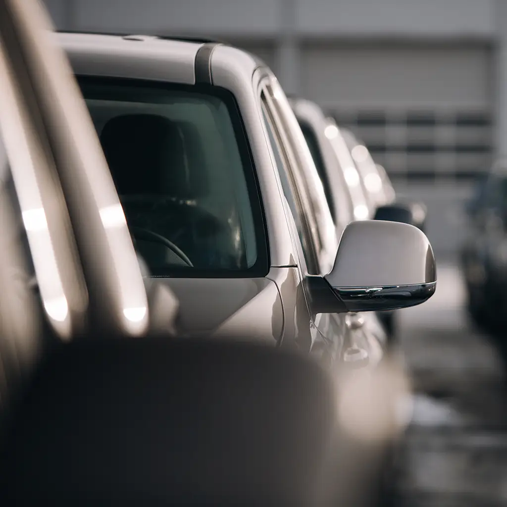 Nahaufnahme Fahrzeuge auf einem Parkplatz